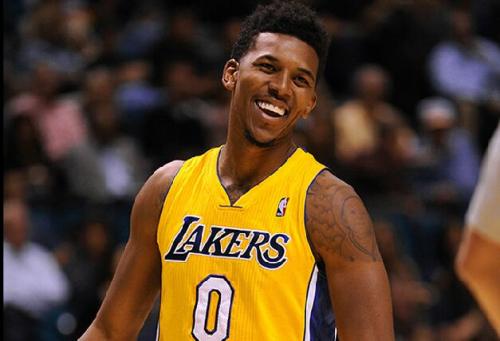 美记：欧文一直渴望复出，乐观估计他会在全明星前回归（美媒：欧文复出意愿强烈，预计全明星前回归）