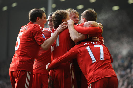 U22国足力克韩国U22，球迷在球员谢场时高喊“雄起”（U22国足力挫韩国U22，谢场之际看台齐喊“雄起”）