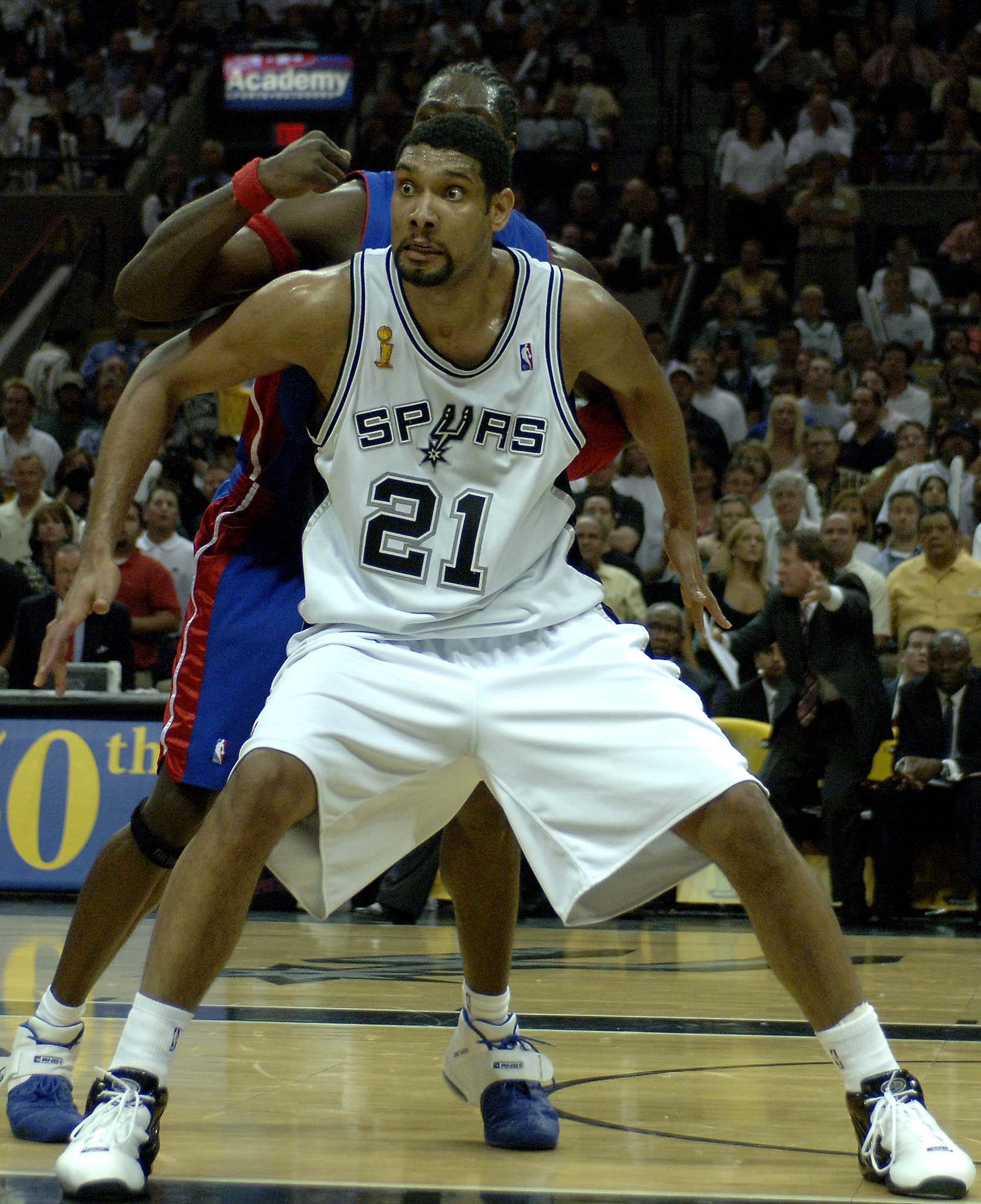 数据占优，拜仁对阿森纳5场不败，14次交手赢下8场（数据优势明显：拜仁近5次对阵阿森纳保持不败，14次交锋斩获8胜）