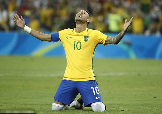 中后卫精准补防，挽救球队险境（中后卫及时补防，化解球队危机）