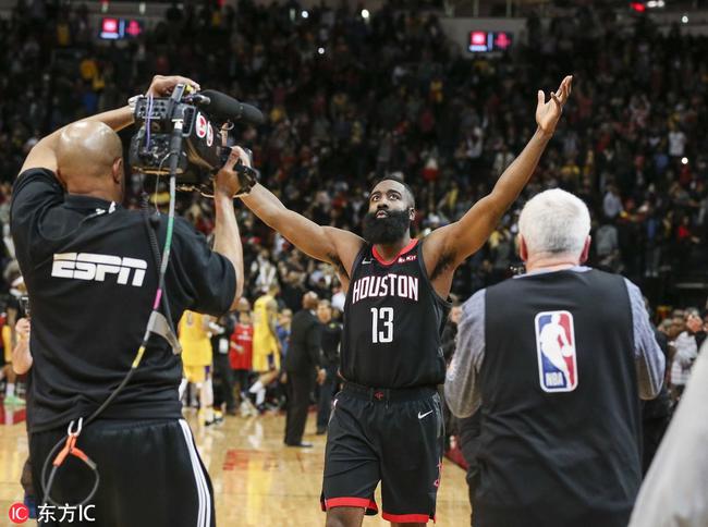 没绷住，1米95的哈兰德看到1米75的居莱尔角球盯防自己后笑了（1米95的哈兰德见1米75的居莱尔角球盯防，没忍住笑了）