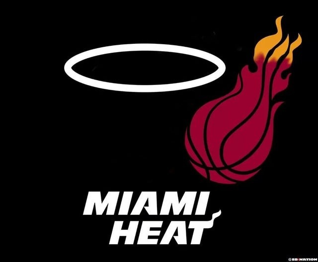 后卫破门后激情亲吻队徽，引球迷共鸣（后卫进球后深情亲吻队徽，点燃球迷共鸣）