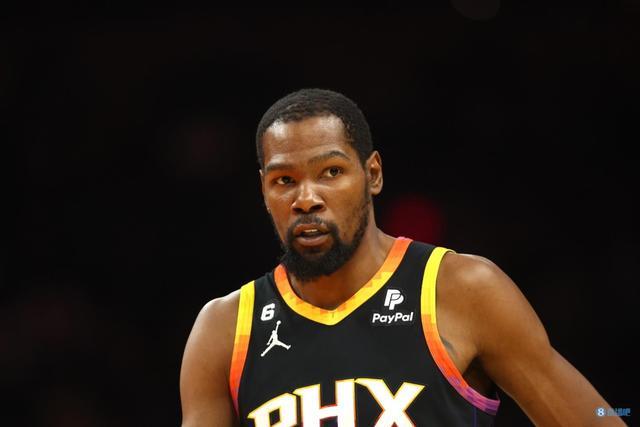 梅西印度行引热潮，球衣热卖、为梅西在地上作画、树立纪念碑（梅西造访印度掀狂热：球衣热销、地画致敬、纪念碑树立）