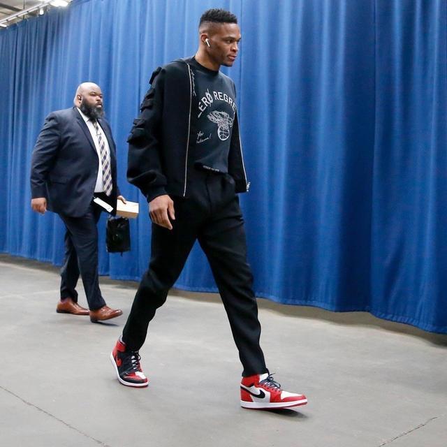 正随巴西在枪手基地训练，维尼修斯与多名阿森纳青训球员合影（维尼修斯随巴西队在阿森纳基地训练，并与多位枪手青训小将合影）