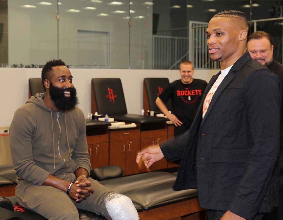 两将回应保罗事件：训练馆没他安静不少 他对自己和队友要求极高（两将谈及保罗风波：他不在训练馆更清静 对自我与队友标准极高）