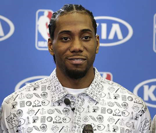 前锋单场双响助球队取胜（前锋梅开二度助球队告捷）