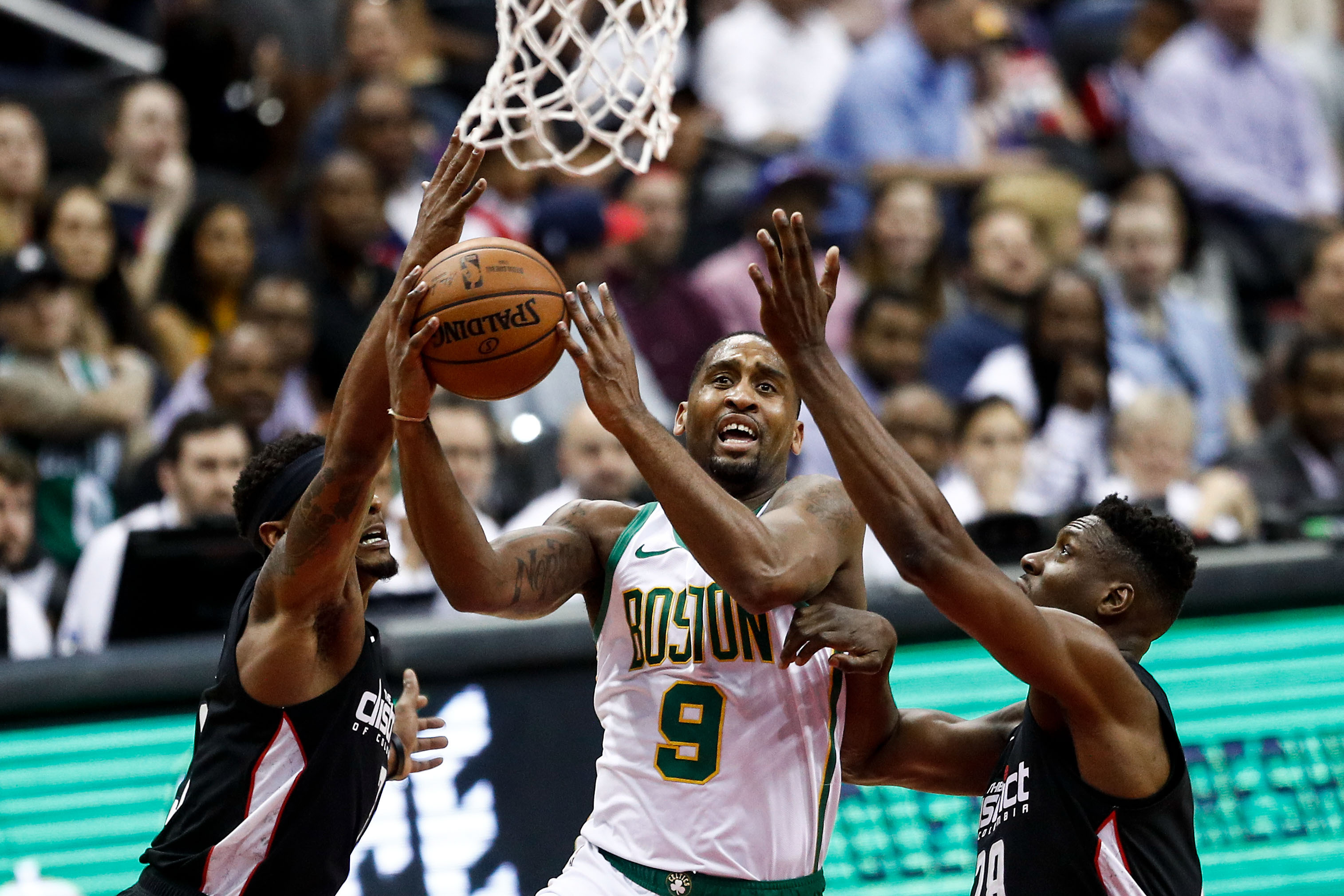 拓媒：杨瀚森面对艰难的对位但从未退缩，这对他算是一种胜利（拓媒：直面强硬对位，杨瀚森从不退让，这已是他的胜利）