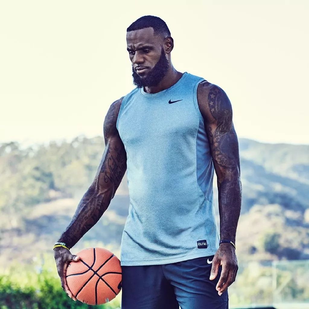 泪目，若塔遗孀被邀请到葡萄牙超级杯现场，全场球迷起立致意（葡萄牙超级杯邀若塔遗孀出席，全场球迷起立致敬，令人动容）