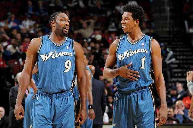 纪念去世的朋友，雅克松的打底衫上写着“安息吧，我的兄弟”（悼念亡友，雅克松穿印有“安息吧，我的兄弟”的打底衫）