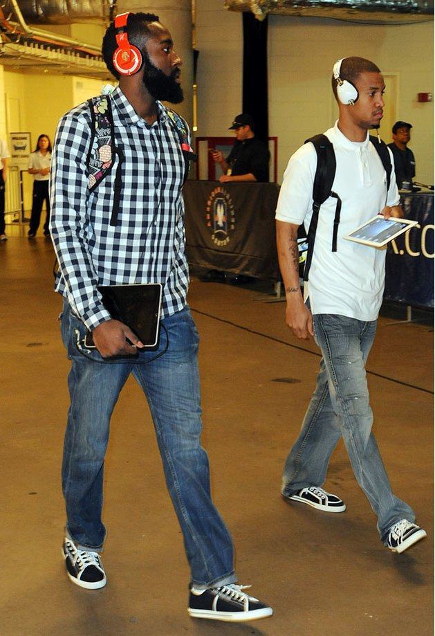 犹他爵士逆转击败篮网，豪取两连胜，马尔卡宁和乔治表现突出，篮网失误和外线投射不佳。（爵士逆转篮网取两连胜，马尔卡宁乔治闪耀，篮网失误多且外线低迷）