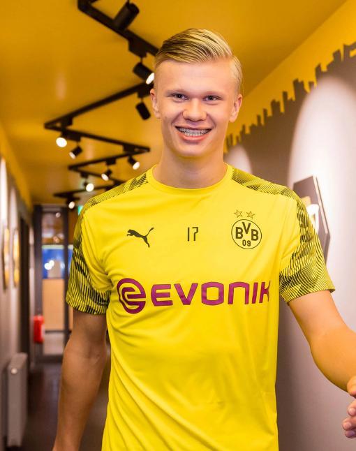 内马尔在桑托斯关键比赛中上演帽子戏法，助球队保级成功，展现坚韧与决心。