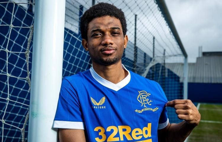 “罗马队友基情互动”，德罗西赛后新闻发布会被哲科亲吻（罗马队友展现兄弟情：哲科赛后发布会上亲吻德罗西）