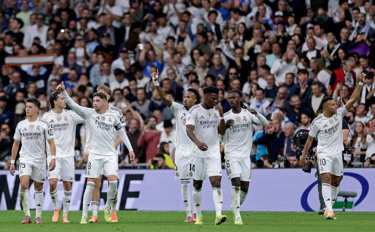 年轻中卫连续两场零失误，发挥稳健（小将中卫连场无失误，发挥沉稳）